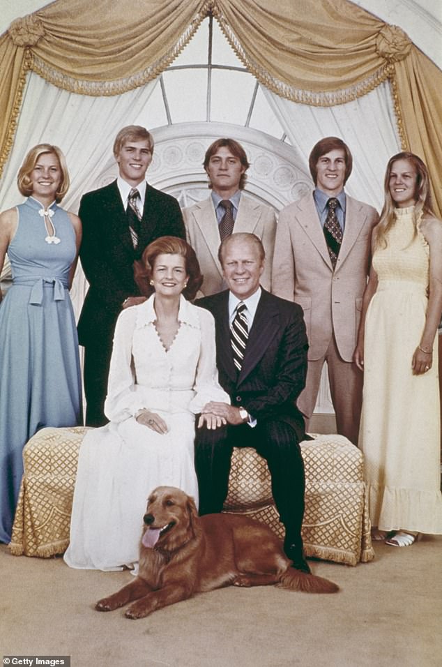 Susan Ford Bales stands far left behind her parents, President Gerald Ford and First Lady Betty Ford, at the White House in June 1975