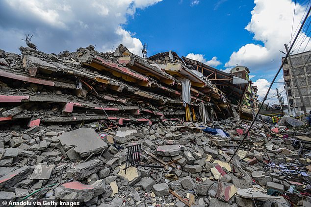 Kenyan security forces took precautions in the wreckage of the building where search and rescue operations were taking place