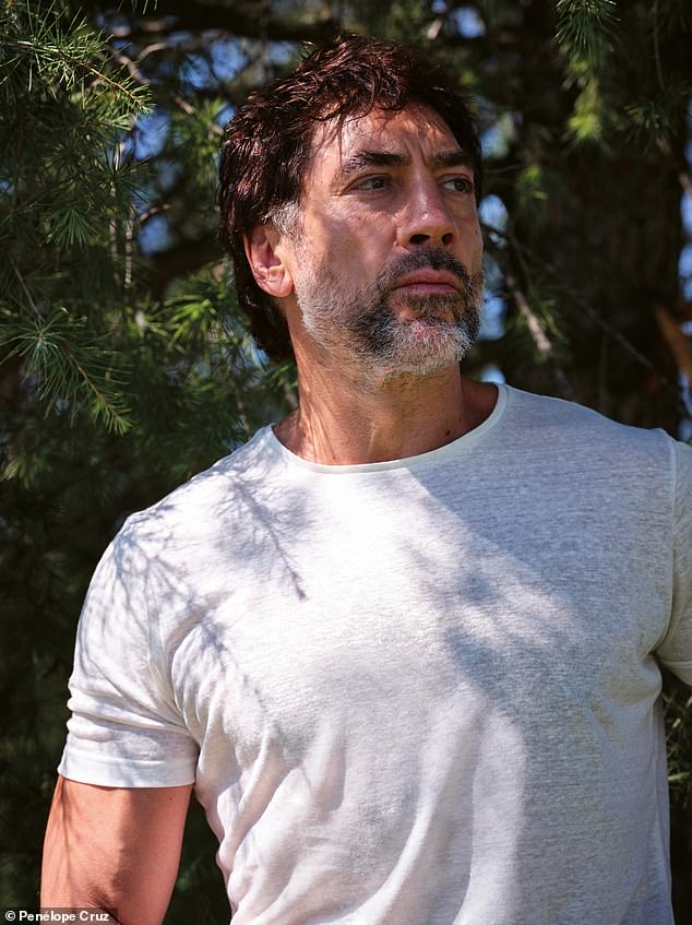 1729576884 227 Javier Bardem 55 shows off his shirtless physique in snaps