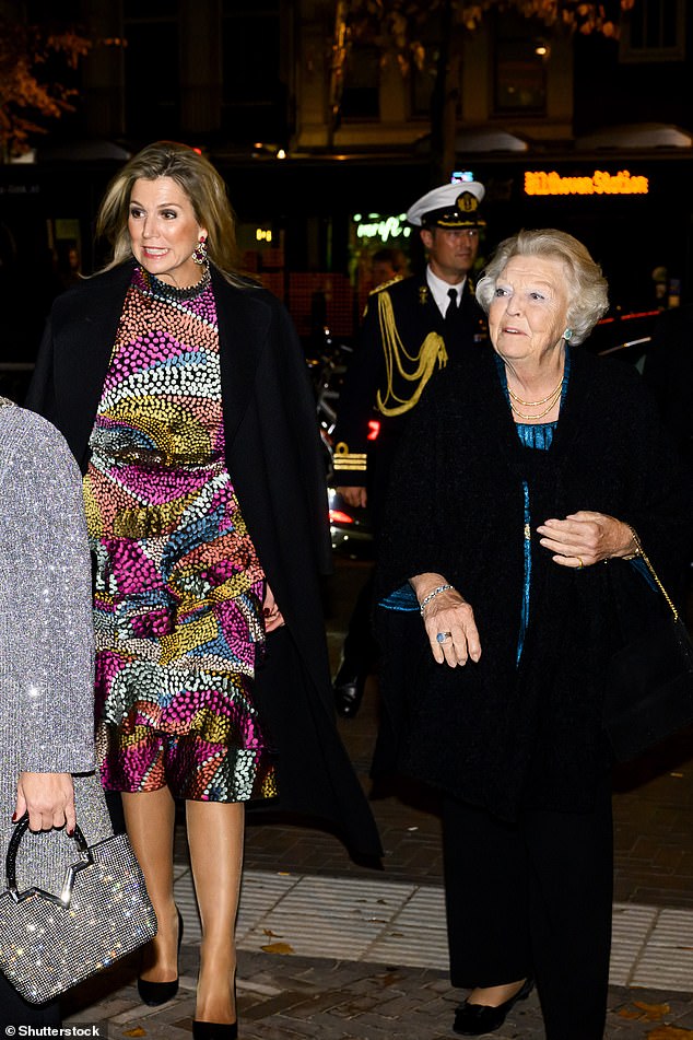 Both Máxima and Beatrix wore black coats to enter the music center