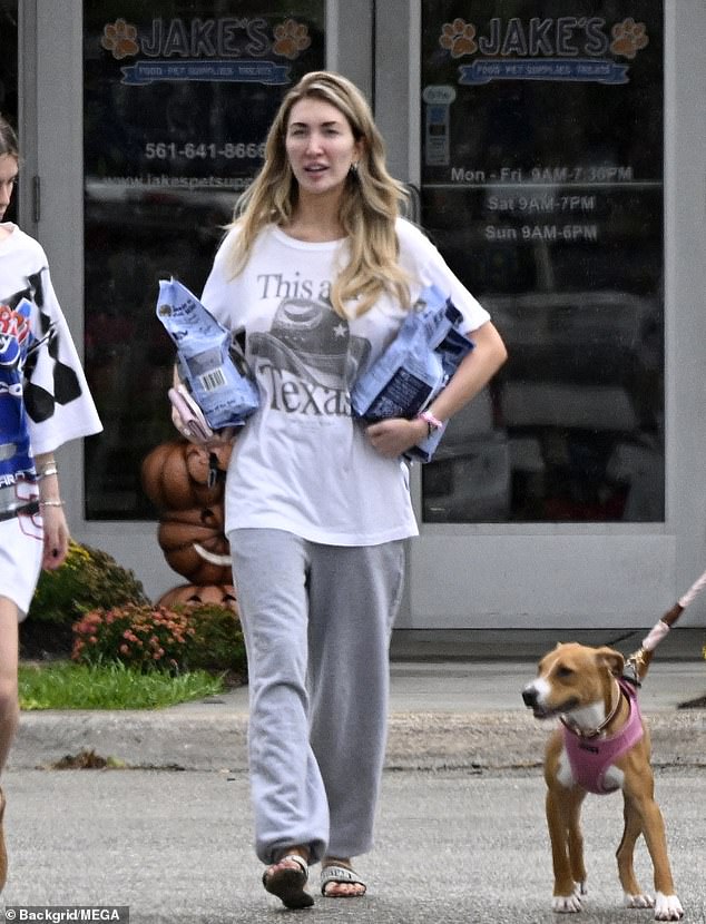 The actress was spotted in Florida this weekend picking up dog food for the dog she shares with Payne