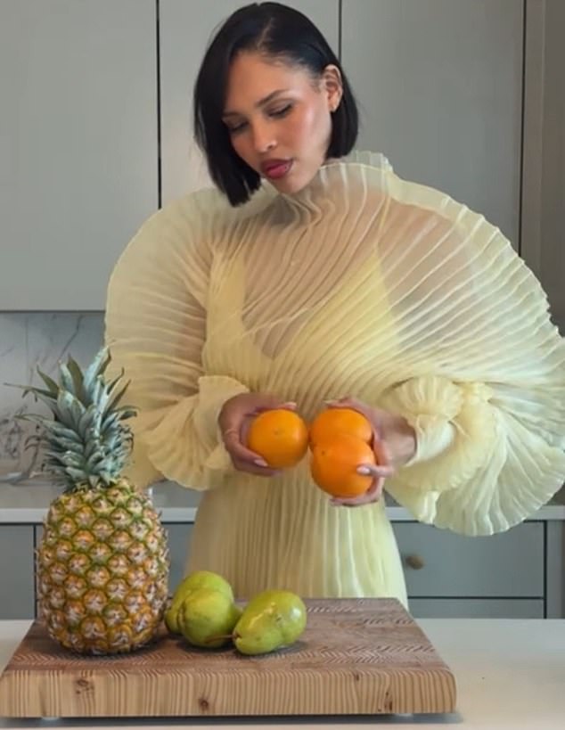 Indeed, in a recent TikTok video (photo), Nara made a replica of multivitamin Capri Sun for her children in her kitchen, wearing a voluminous evening dress