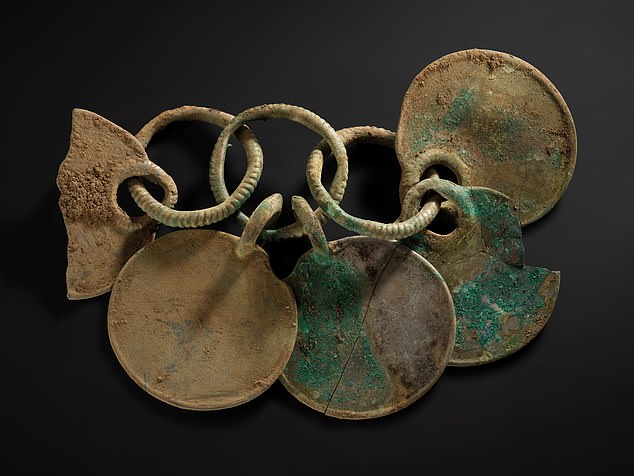 It dates from the period 1000-800 BC and includes more than 500 special bronze and organic objects