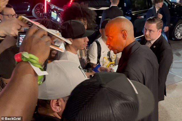 The Oscar-winning actor, 69, snapped at fans as he arrived at the Metropolitan Museum of Modern Art for a movie benefit honoring Samuel L. Jackson – with the tense exchange captured in a dramatic video