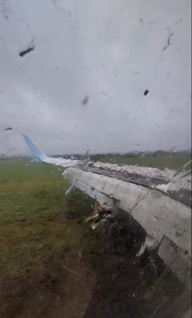 Storm Babet has caused chaos in Britain. Here the photo shows the plane stranded on the grass