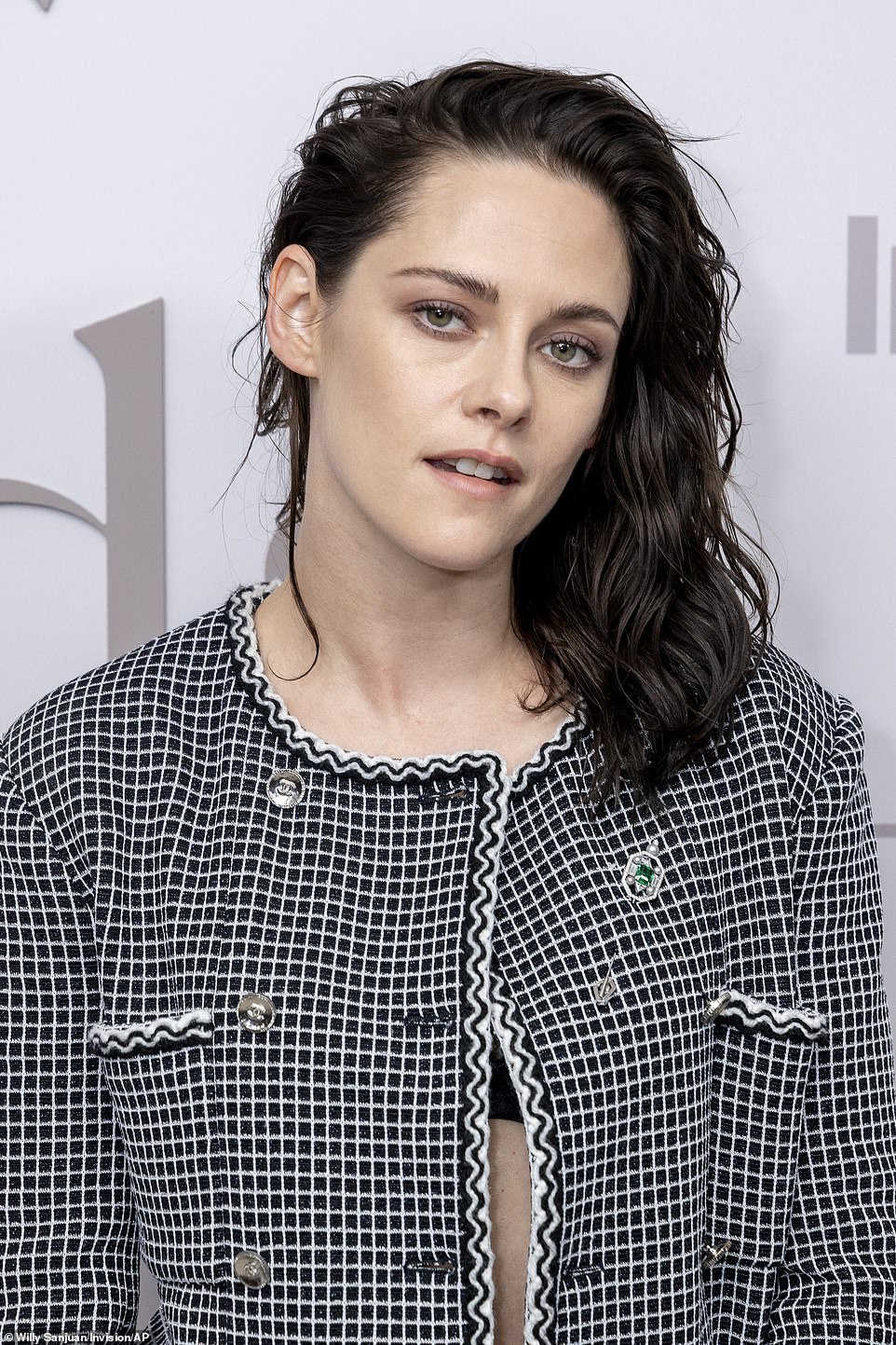 Stewart delivered a glamorous grunge makeup look, centered around a soft smokey eye and sculpted cheekbones