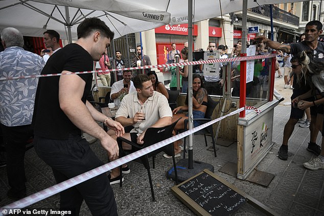 A symbolic cordon was built around a bar-restaurant in an area popular with tourists