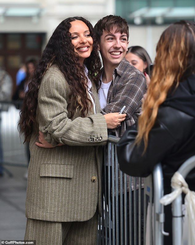 The singer seemed more than happy to pose outside and chat with fans, sign photos and pose for selfies