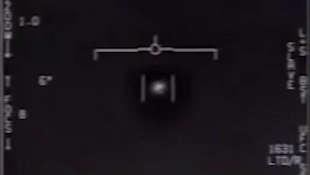 A screenshot from the video of a Navy pilot tracking the spacecraft over the Pacific Ocean. US soldiers in California believe they saw UFOs off the coast on November 14, 2004