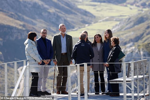 Queen Letizia opted for smart casual for today's outing, wearing a cream-colored high-neck sweater and a fitted blazer in a gray and white checked pattern