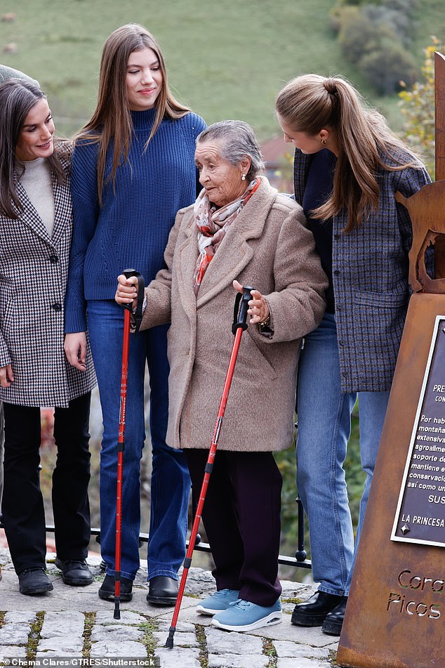 Her daughters – Leonor and Sofia – both wore blue jeans, with the eldest opting for a black T-shirt and jacket similar to her mother's, but in a darker color scheme