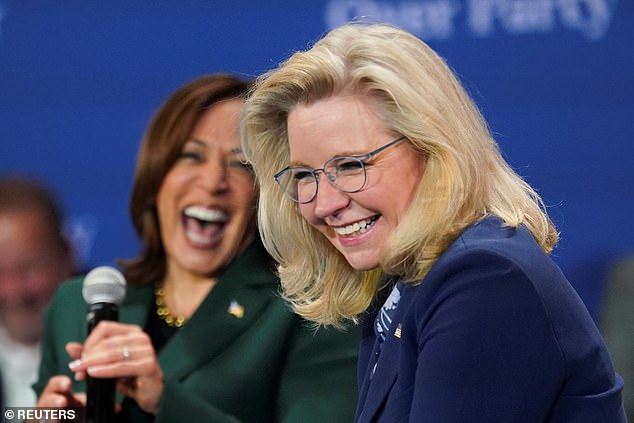 Will older women turn on Trump and Vance? Kamala Harris spent Monday in the crucial battleground states of Pennsylvania, Michigan and Wisconsin and, together with former Republican congresswoman Liz Cheney, launched a direct appeal to Republican women (photo).