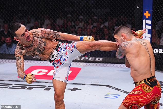 Holloway tried to use his vaunted volume attack to keep the champion at bay