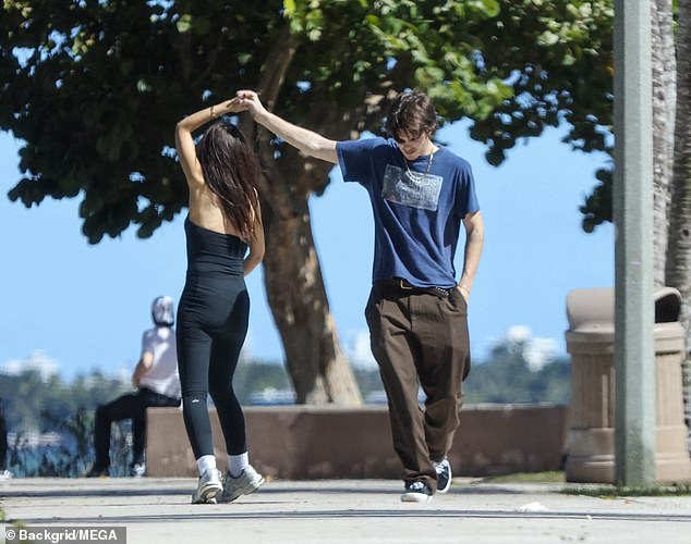 Cruz looked absolutely smitten with the Brazilian singer as he twirled her around during a walk