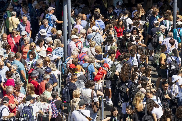 Tourists swarm through London (photo). Greenland is expected to become a tourist hotspot as Americans flock to the island