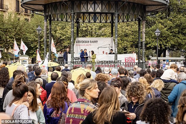 The march started at noon in a park full of trees opposite the San Sebastian Town Hall and the famous La Concha Bay called Alderdi Eder.