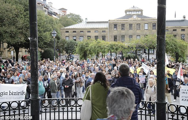 1730062388 437 Moment hundreds of anti tourist activists storm the streets of Spain