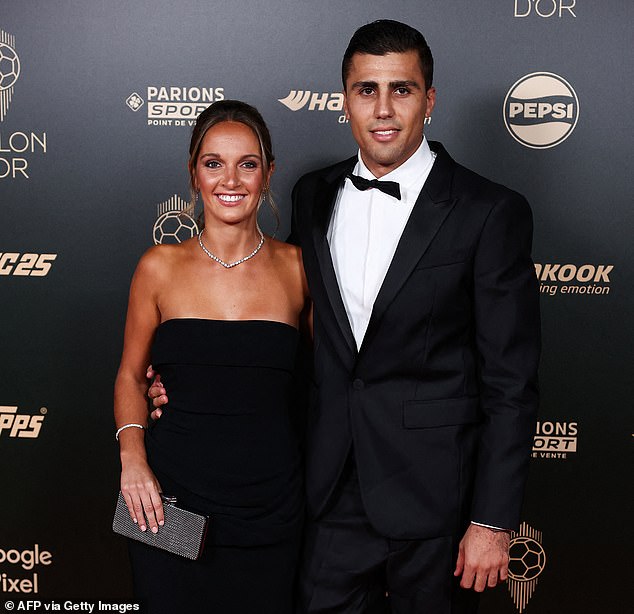 Rodri, the expected winner, arrived for the awards with his girlfriend Laura Iglesias