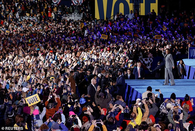 Harris and Walz during their meeting in Ann Arbor. According to the campaign, 21,000 people attended