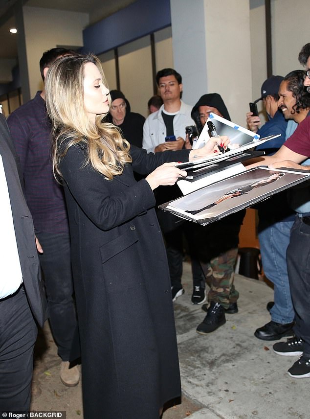 During her outing with her team, she was warmly welcomed by the fans and graciously stopped to sign photos for the crowd outside