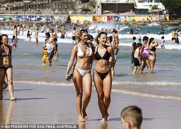 A cold front will then pass through South Australia, dragging the hot air towards the east coast (photo of visitors on a Sydney beach)