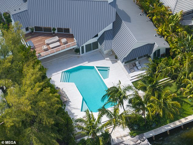 The house has five bedrooms and seven bathrooms and stands on a plot of no less than 18,400 square meters. Outside there is a huge swimming pool with an adjacent hot tub