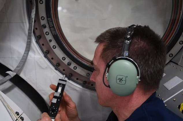 The space organizations have been monitoring the current leak for years. The photo now shows former NASA astronaut Chris Cassidy trying to find the source of the leak in 2020. Astronauts isolated in the Russian part of the ship