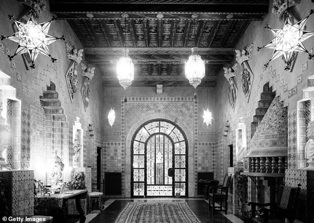 Star-shaped lighting fixtures and wall carvings were the distinguishing features of the house's entrance