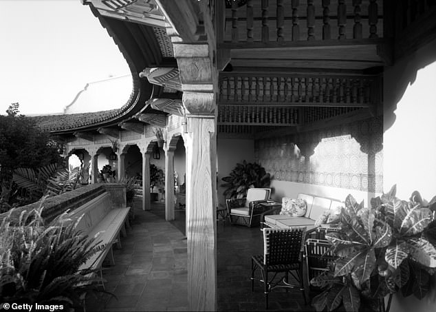 Plants and seating areas filled the cloisters in the curved part of the house