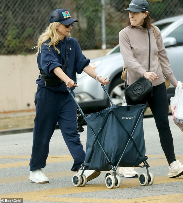 She looked casual in a navy blue Alo sweatsuit