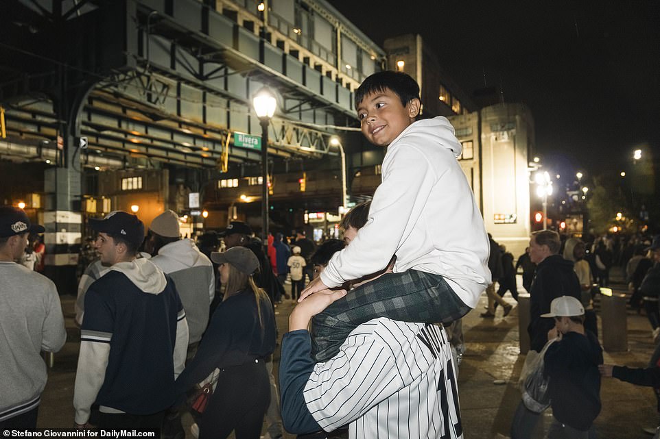 1730320769 685 New York Yankees fans pour on to the streets to