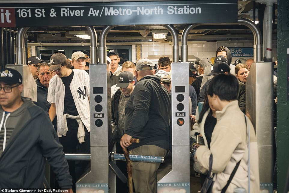 1730320772 533 New York Yankees fans pour on to the streets to