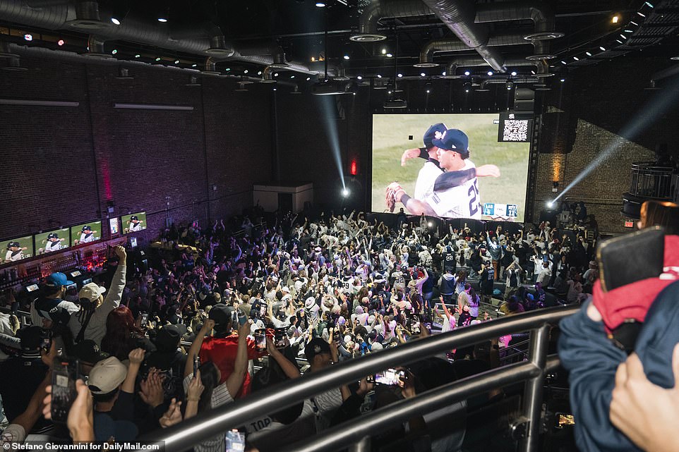 1730320779 341 New York Yankees fans pour on to the streets to