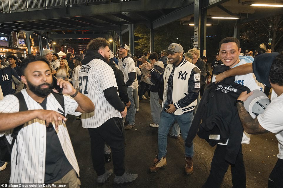 1730320782 884 New York Yankees fans pour on to the streets to