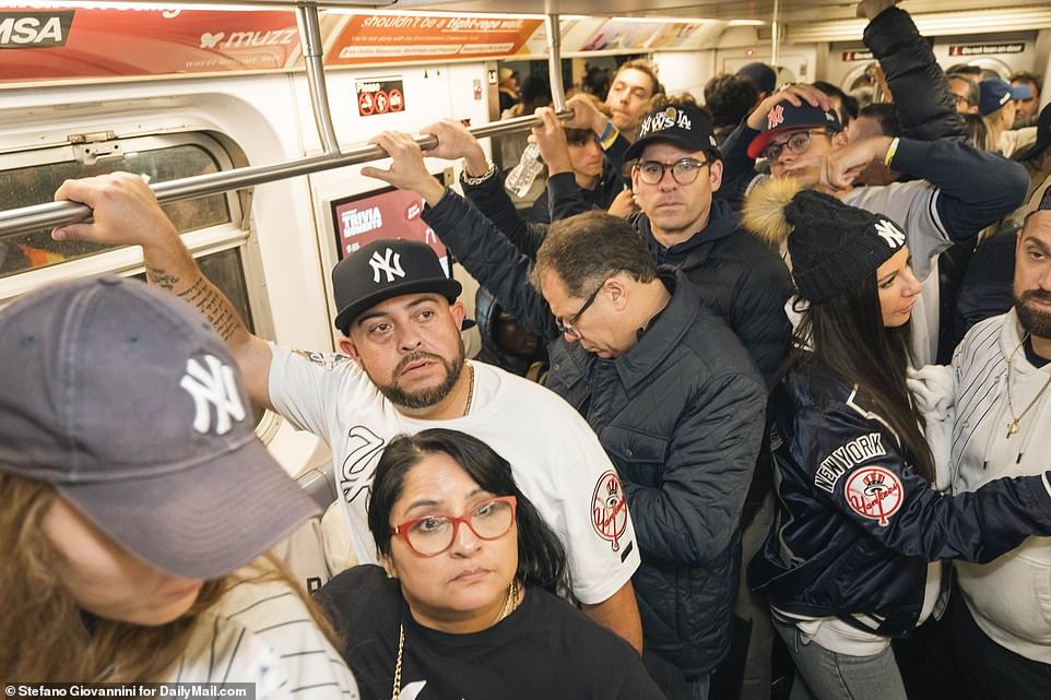 1730320804 573 New York Yankees fans pour on to the streets to