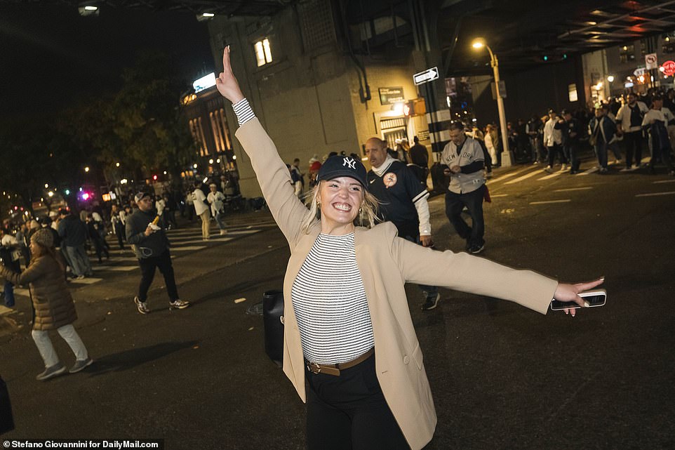 1730320812 816 New York Yankees fans pour on to the streets to