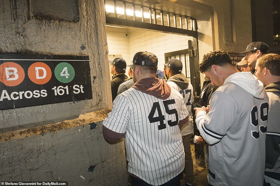 1730320817 69 New York Yankees fans pour on to the streets to