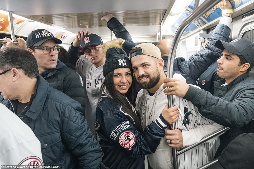 1730320823 345 New York Yankees fans pour on to the streets to