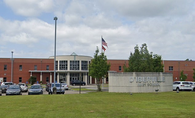 Stevie's friends subsequently confirmed several cases of bullying due to the girl's weight and glasses, as D'Iberville High staffers claim they have received no such reports.