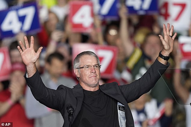 Favre's statements received a loud ovation, and Trump himself also praised the NFL legend