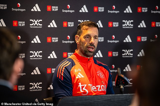 Van Nistelrooy, who spoke to the media on Thursday evening, is even in the dark