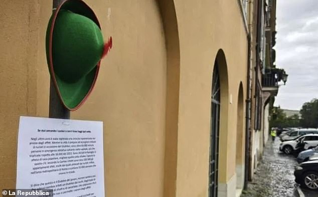 Robin Hood hats were attached to lampposts in Rome with a letter deploring tourism