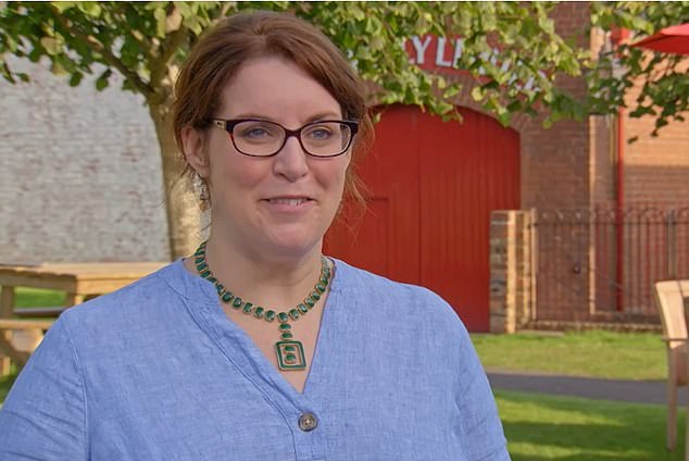 Antiques Roadshow guest was stunned when her £15 costume jewelery was worth a staggering three-figure sum