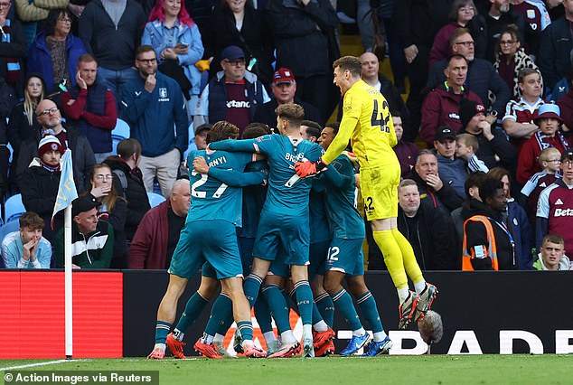 Bournemouth's players celebrated after scoring a late equalizer at Aston Villa