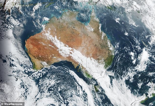 A huge cloud band 6,000 kilometers long currently stretches across Australia