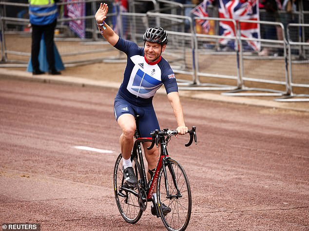 Scientists have been investigating the relationship between prostate cancer and cycling for more than ten years. The photo shows Sir Chris participating in the platinum anniversary pageant in 2022