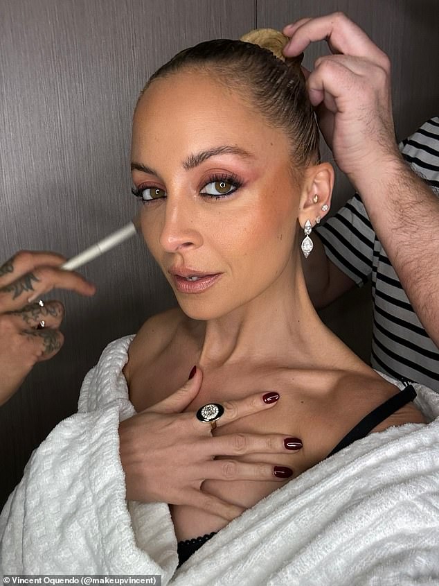 Nicole Richie's understated elegant look was completed with beachy makeup created by celebrity makeup artist Vincent Oquendo