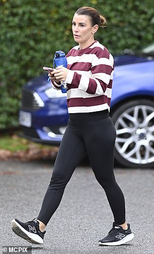 The beauty appeared deep in thought as she headed to her workout with her phone and water bottle