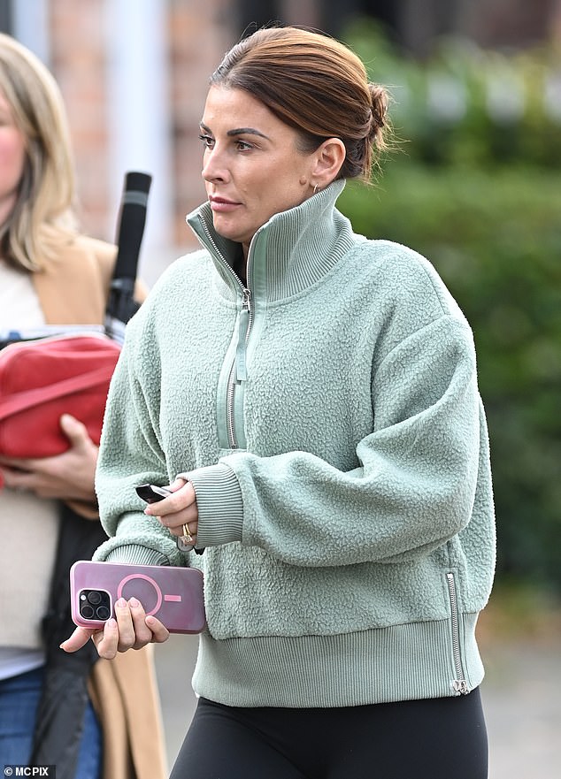 Coleen neatly styled her long brunette locks and accentuated it with a pair of simple gold earrings