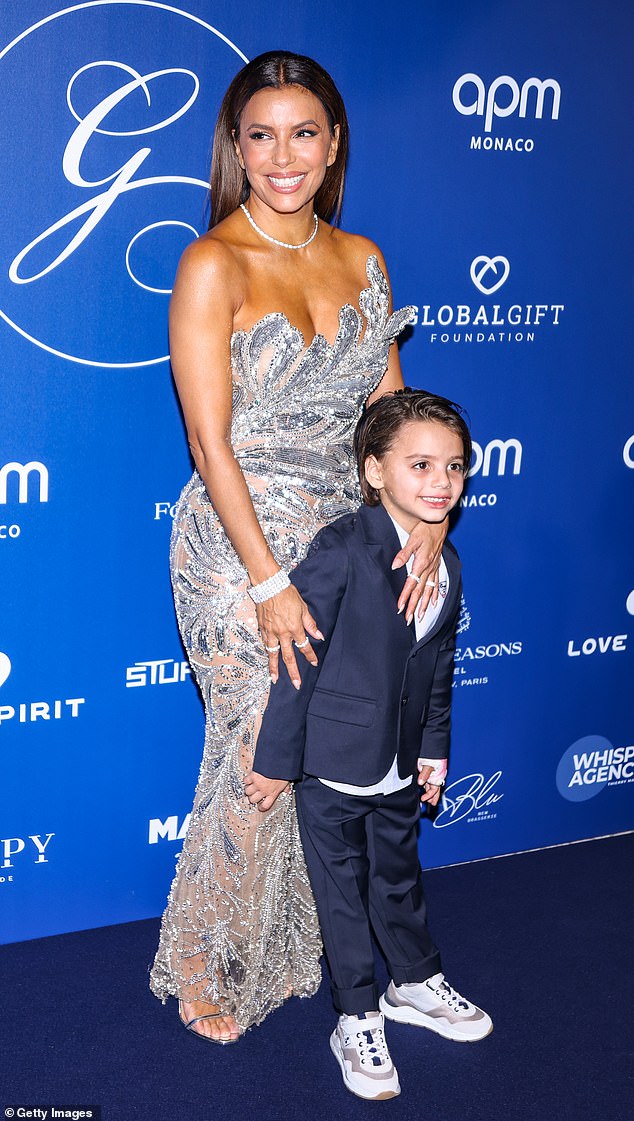 Eva Longoria shone on Saturday evening at the Global Gift Gala in Paris; she made the rare move to be her son on the carpet